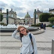 Studentessa universitaria offre lezioni di inglese e aiuto compiti